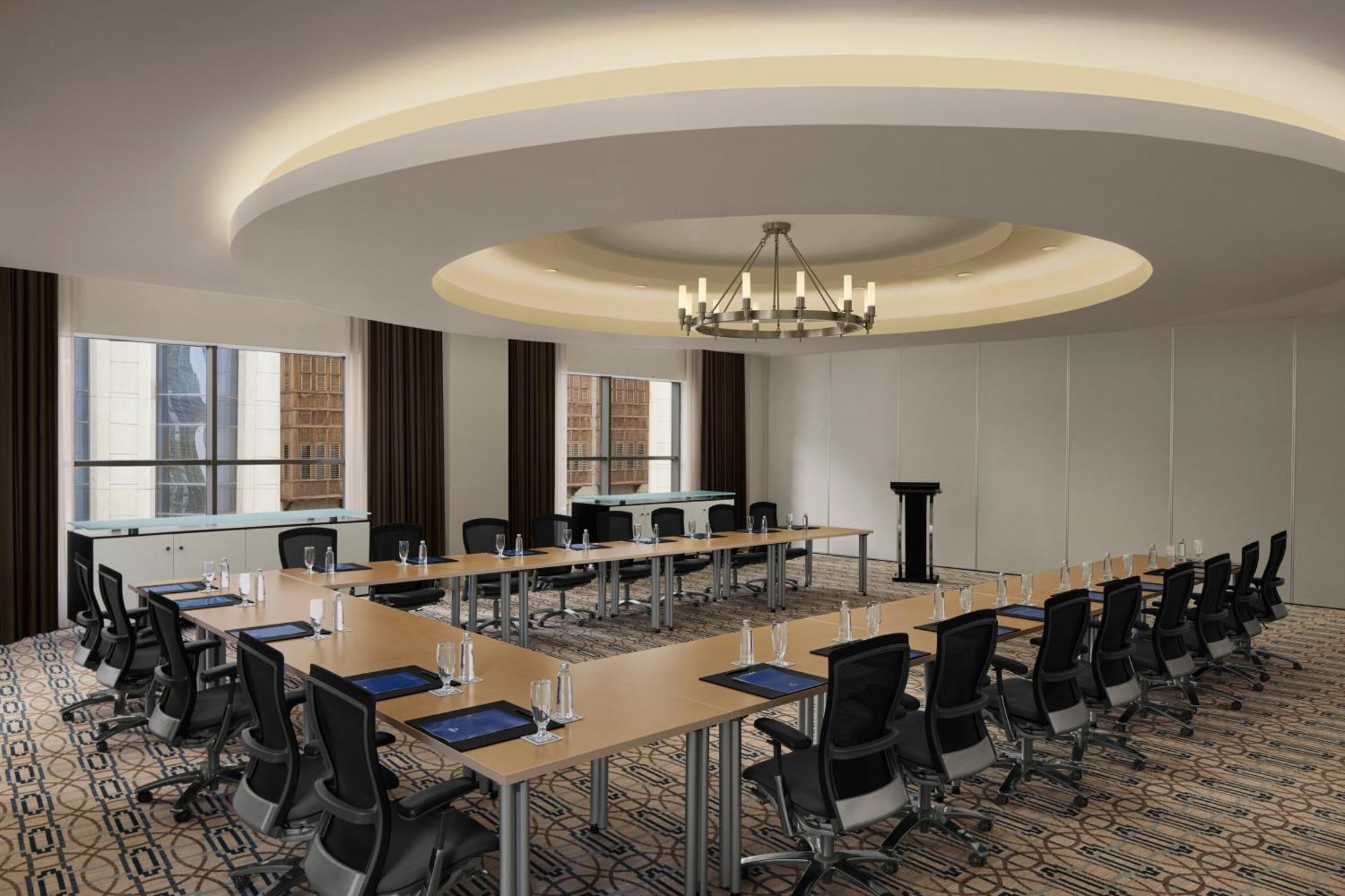 ฮิลตัน มักกะฮ์ คอนเวนชั่น โฮเต็ล Hotel Mecca ภายนอก รูปภาพ A meeting room at the hotel