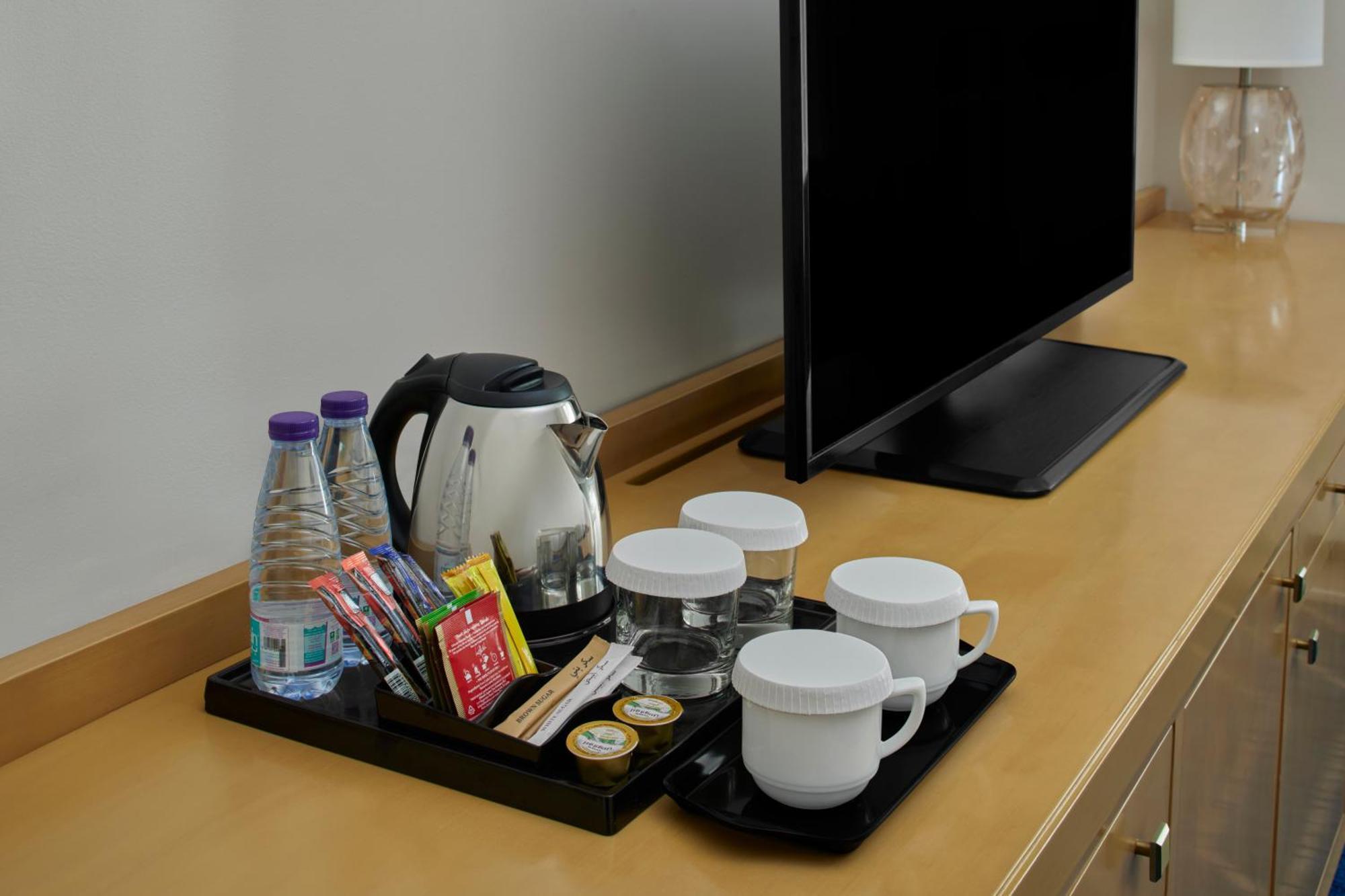 ฮิลตัน มักกะฮ์ คอนเวนชั่น โฮเต็ล Hotel Mecca ภายนอก รูปภาพ Room service tray