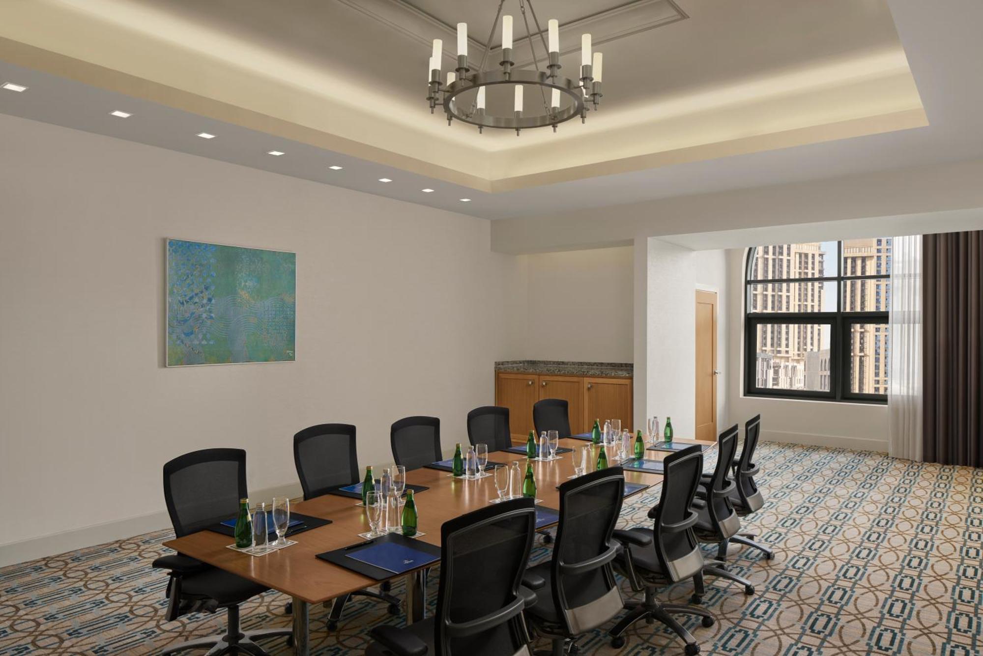 ฮิลตัน มักกะฮ์ คอนเวนชั่น โฮเต็ล Hotel Mecca ภายนอก รูปภาพ A meeting room at the hotel