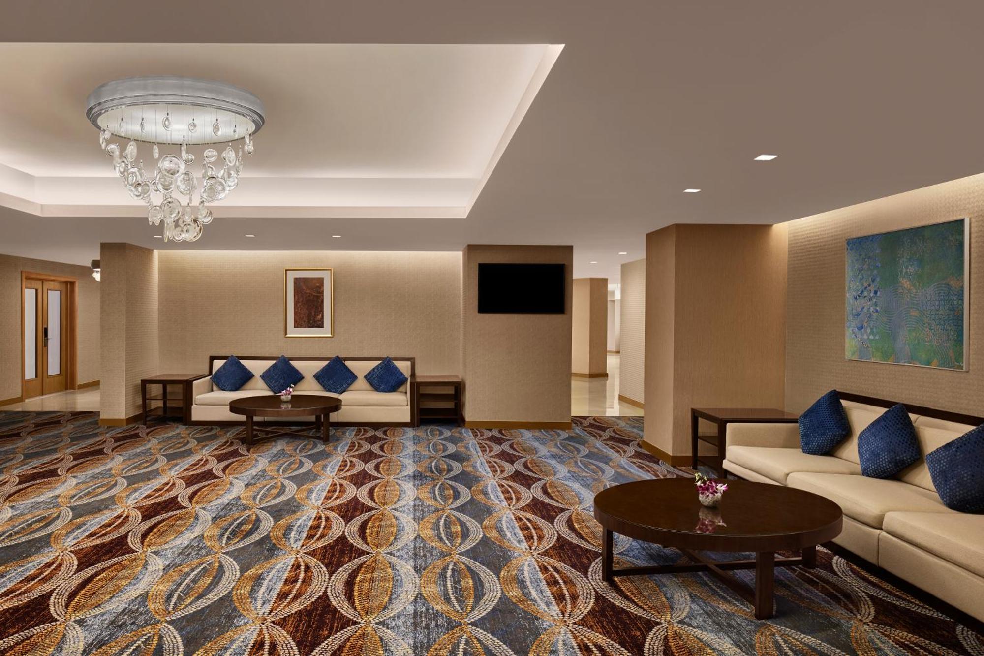 ฮิลตัน มักกะฮ์ คอนเวนชั่น โฮเต็ล Hotel Mecca ภายนอก รูปภาพ A meeting room at the hotel