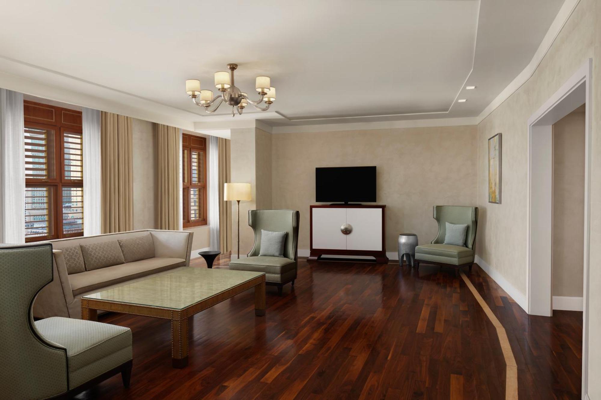 ฮิลตัน มักกะฮ์ คอนเวนชั่น โฮเต็ล Hotel Mecca ภายนอก รูปภาพ A living room in a suite at the Ritz-Carlton, Boston